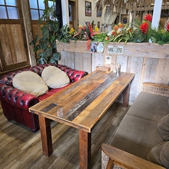 5人用のゆとりあるソファ席も完備しております。木の温もりを感じるナチュラルなインテリアに囲まれて、本場ハワイのカフェにいるような明るい気分を満喫できます♪