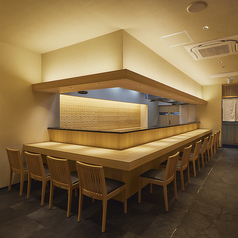 お一人様でも大歓迎のカウンター！料理人の技術を目の当たりにしながらお食事をお楽しみいただけるお席です。カウンターは11席ございますので、カップルやご友人との利用にも最適です。