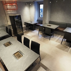 広々としたテーブル席をご用意。シックなカラーの壁がオシャレなモダン空間で、友人同士や同僚との宴会、合コンなど、賑やかな集まりに最適です◎貸切利用も承っておりますので、周囲を気にせずプライベートなパーティーを楽しむことも可能♪六本木での特別な夜に、ぜひ広々とした快適なお席をご活用ください◎