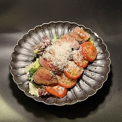(牛)希少部位シンタマを低温調理した炭火焼きタタキのタリアータ