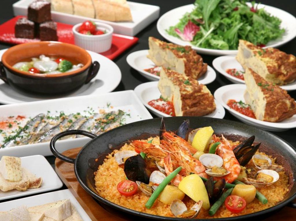 魚介の旨味がギュッと詰まったパエリアも楽しめるコースは、2500円～！パーティにぴったり♪