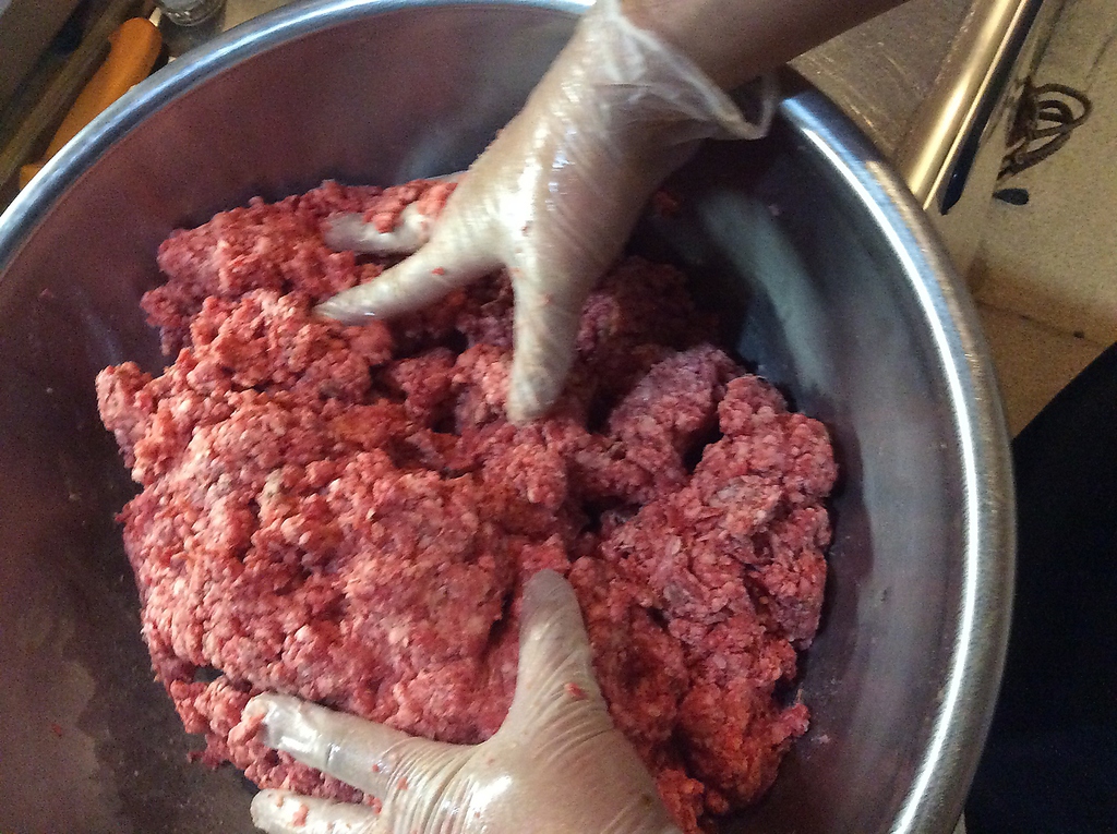 毎日、最高なお肉を粗挽き、手ごねで甘味と旨味抜群の新鮮ジューシーハンバーグ作っています