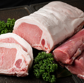 【六白亭の4つのおいしさの秘密】熟成豚：鹿児島県産豚を店内の熟成庫で熟成。癖がなくほんのり甘い味わい