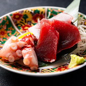 季節ごとに厳選した鮮魚を盛り込んだ刺身は、鮮度はもちろん、厚みにもこだわり素材の持ち味を存分にご堪能いただける逸品です。ひと切れごとに旨味が広がり、特別なお席にふさわしい華やかさを添えます。ご接待や大切なご会食の一品としてもぜひご賞味ください。