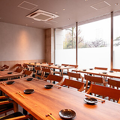 【友人と共に楽しむ、開放感あふれるテーブル席！】当店のテーブル席は、広々とした空間で、最大20名まで利用可能です★温かい木の質感が心を和ませ、リラックスした雰囲気で楽しめます◎料理の香りが漂う中、賑やかな会話が弾むひとときをお過ごしください！