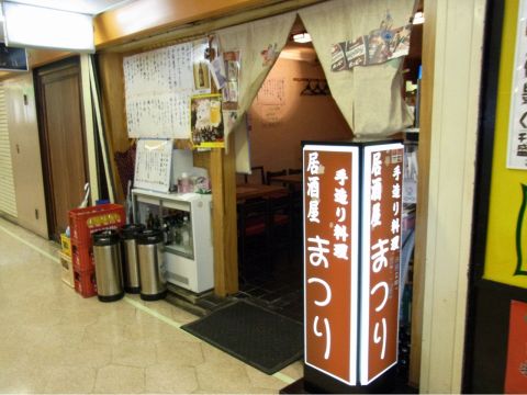 当店は新橋駅から徒歩１分！夜遅くまで多くのサラリーマンが会話を楽しんでいます！