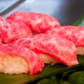 料理メニュー写真 肉寿司（6貫１セット）