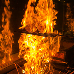 高温で一気に焼き上げた《藁焼き》は旨みが凝縮され絶品！ぜひ食べて頂きたい一品です