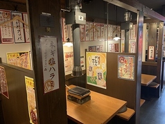 気の合う仲間とワイワイ楽しめるテーブル席です。美味しいお肉を囲んで楽しくお過ごしください！！