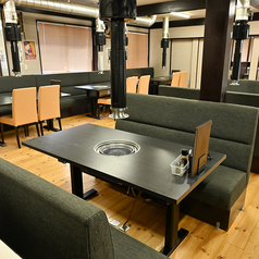 開放的な空間で、焼肉をゆったりとお楽しみいただけます。心地よい空間でお食事をご堪能ください。