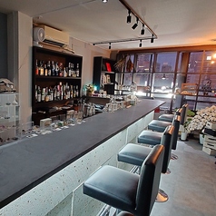 シックなグレーのカウンターには、ゆったりと座れる上質なチェアを8席ご用意しています。お一人様はもちろん、デートや友人との語らいにも最適です。写真のように窓際では夜景も楽しめます。