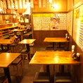 昭和の大衆酒場をイメージしたレトロな店内♪エイジング加工された店内、壁や天井に貼られた短冊メニューがなんとも居心地の良い空間。ついつい長居してしまいそう！