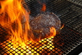 備長炭を使った炭火グリル。強い火力で表面を香ばしく焼き上げます。