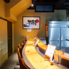 【カウンター席は12席までOK】目の前で調理風景を見ることが出来るカウンター席は、串焼きの香ばしい香り漂う空間です。カウンターはお一人様からOKですが、テーブルがカーブになっている為2～3名様でお越しいただいても十分会話を楽しんでいただけます◎お仕事帰りのサク呑み・ちょい飲み、お一人様でのご利用にもお勧め