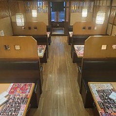 最大24名様が入れる半個室のテーブル席がございます。4名×6席