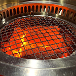 美味しい焼肉に重要な”炭にこだわり！高温で長時間燃え続ける紀州備長炭を使用しております！