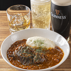 【漆黒の贅沢】ギネスだけで煮込む自慢のギネスシチュー◆ほろりと解ける肉と濃厚ソースの写真