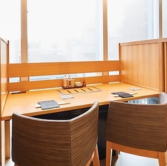 4名様用テーブル席は、白木調の洗練された空間が印象的で、明るい雰囲気の中で食事を楽しめます。無煙ロースター仕様により、匂いを気にせず安心して食事ができるのも魅力の一つです。お仕事帰りの一息や、仲間との楽しい集まりにぴったりな空間がここにあります※22時以降のご予約の場合はチャージ料金が20％となります。