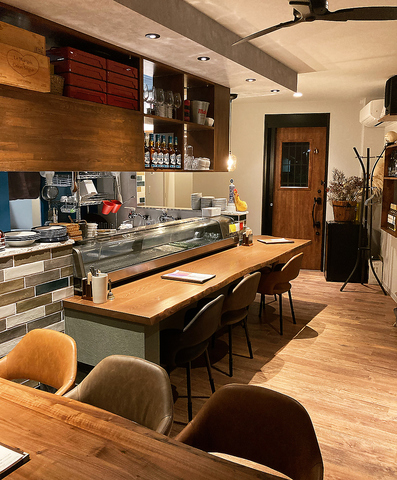 気軽にスペイン料理！おいしい自然派ワインと黒トリュフとイカ墨のパエーリャをどうぞ