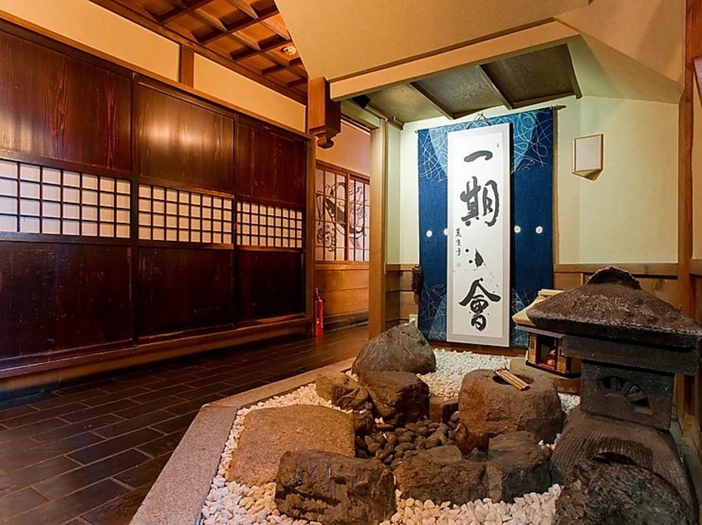 60名様～80名様で貸切ご利用も承ります。お気軽にお声がけください。