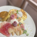 料理メニュー写真 桃とフランボワーズのパンケーキ。