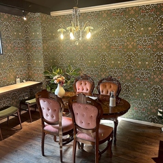 家族や友人との食事に最適な4名席。広めのテーブルで、季節のフルーツスイーツを囲んで会話も弾みます。