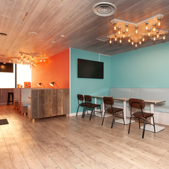 外の景色を眺めながら、気軽にお食事を楽しめるカウンター席は全部で3席。開放感のある空間で、自慢のバーガーやドリンクをゆったりと味わえます。お一人様でのご利用や、軽いお食事・デートにもぴったり♪店内の華やかな雰囲気を感じながら、ちょっとした休憩にもおすすめです。