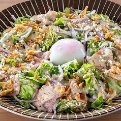 温玉とベーコンのシーザーサラダ