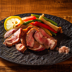 贅沢に厚切りにした牛タンを炙り焼きにてご提供