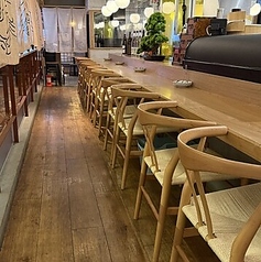 職人が目の前で寿司を作る姿を楽しめます。新鮮なネタが手際よく調理される様子を見ながら、心ゆくまで味わえる特別な体験をお楽しみください。食事がより一層特別なものになります。