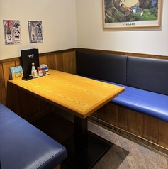 当店では、背もたれの付いたゆったりとしたソファー席をご用意しております。心地よい空間で、友人との楽しい時間をお過ごしいただけます。ちょっと贅沢な女子会にも最適です。おしゃれな雰囲気の中で、おいしい料理と共に特別なひとときをお楽しみください。皆様のご来店を心よりお待ちしております！