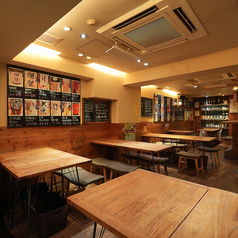 木目調の、アットホームなテーブル席です。