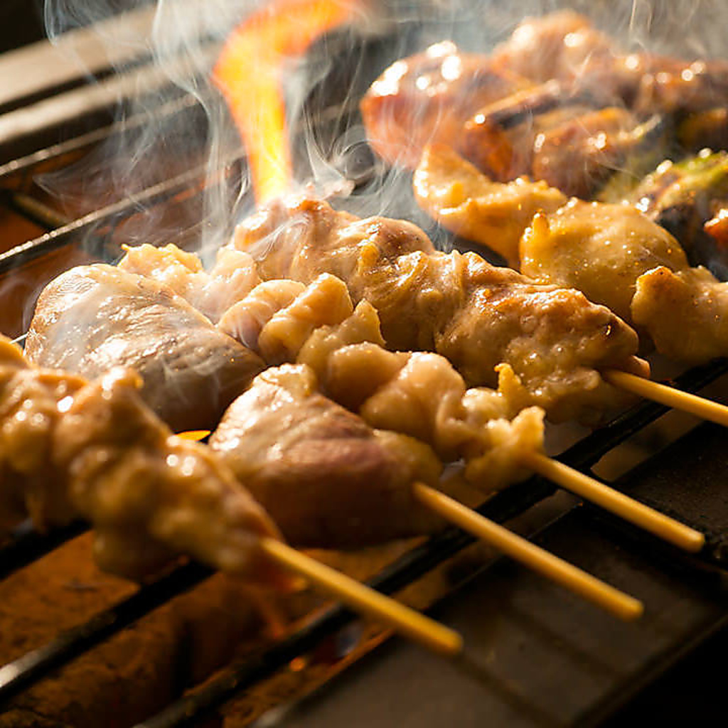 旨味の強い地鶏を備長炭で豪快に焼き上げます！ぜひご賞味くださいませ。