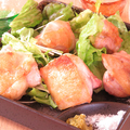 料理メニュー写真 美桜鶏モモ肉の岩塩焼き