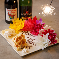 誕生日・記念日に華やかなアニバーサリープレートをご用意しております。の写真