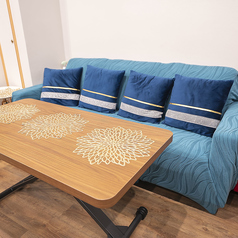 テーブル席（ソファ）では、友人や仲間と会話を楽しみながら、料理やお酒をシェアして特別な時間をお過ごしいただけます。