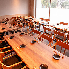 【居心地抜群のテーブル席で、特別なひとときを！】広々としたテーブル席は、最大20名までのグループに対応可能です♪温かい木のインテリアが心を安らげ、楽しい会話と共に美味しい料理を楽しむことができます！☆