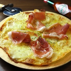 生ハムとラクレットチーズピザ