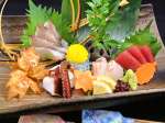 旬の鮮魚盛り合わせ1029円～…お箸入れも手作りのもので。