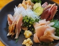 料理メニュー写真 鶏刺し四点盛