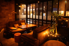 「夜の雰囲気を楽しめる、窓際の特等席」※お席のご指定はご要望として承ります。空き状況によりご希望に添えない場合がございます。