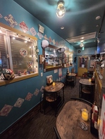 ラテンミュージックが流れるアットホームな店内♪