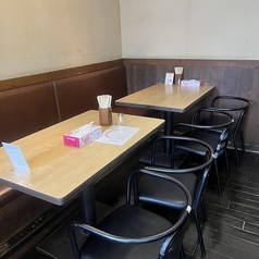 まるで隠れ家のような広々とした店内で、ゆったりとお食事をお楽しみいただけます。 清潔感あふれる空間には、カウンター席からテーブル席、少人数から団体様まで対応可能なお座敷席をご用意。