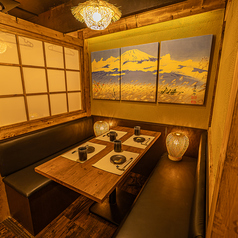 《3名~4名様用テーブル個室席》少人数様向けのオシャレな"個室"を完備しております♪デート利用から、少人数の飲み会、接待などにもご好評頂いております。新橋徒歩1分の和モダン居酒屋「よりみち」人数や、予算、開催時間などお気軽にご相談ください♪