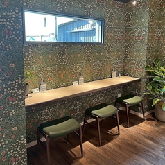 一人でゆったり過ごせるカウンター席。旬のフルーツを使ったパフェやドリンクを楽しみながらくつろげます。