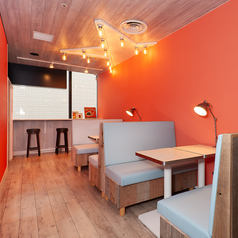 エリアごとに異なる壁紙のカラーが楽しめる4人席は、どのテーブルに座っても写真映え間違いなし!サーモンピンクやターコイズブルーなど、鮮やかな色合いが◎ご友人やご家族とのお食事にぴったりな広々としたテーブル席で、ゆったりと会話を楽しみながら、自慢のバーガーと一緒に“映えるひととき”をお過ごしください。