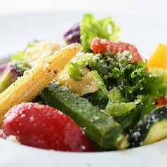 7種類の彩り野菜とチーズのグリーンサラダ