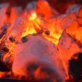 備長炭は、和歌山県紀州産の厳選されたウバメガシを使用して作られた炭です。その特長は、長時間にわたって安定した高温を保つことができ、焼き鳥の表面はパリッと、中はジューシーに焼き上げることができる点にあります。さらに、備長炭から発生する遠赤外線が、食材の旨味を引き出し、香ばしい風味を加えるのです。