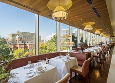 赤れんが庁舎や銀杏並木を望むメインダイニング。全ての席が窓に面しており、四季折々の風景とともにお食事をお楽しみいただけます。※テーブル上のセットはイメージとなります。