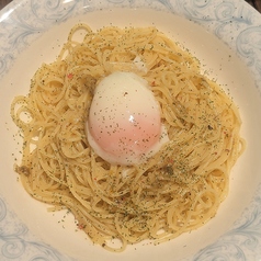 タマゴとチーズ、ブラックペッパーのシンプルパスタ